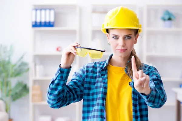Atölyedeki koruyucu gözlüklü kadın.