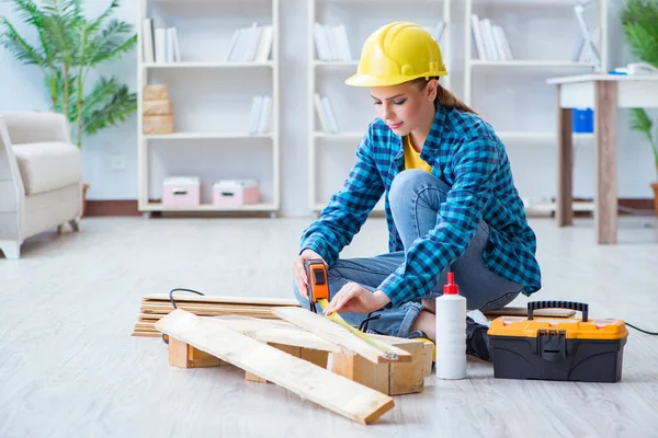 Reparador mujer carpintero corte uniendo tablones de madera haciendo r — Foto de Stock