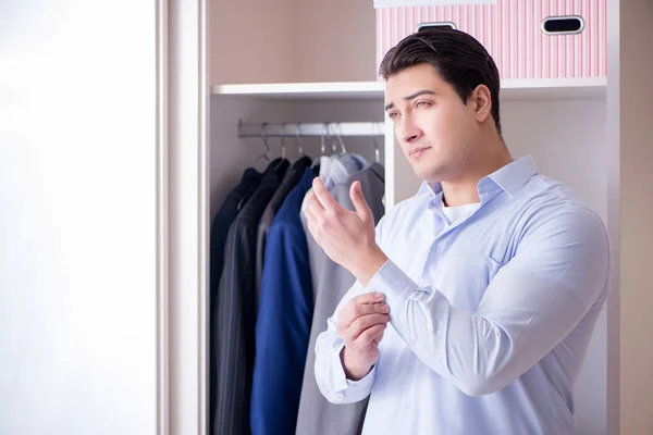 Joven hombre de negocios vistiéndose para el trabajo — Foto de Stock