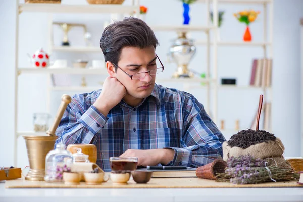 Yeni demler deneyen profesyonel çay uzmanı.