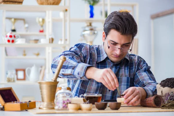 Yeni demler deneyen profesyonel çay uzmanı.