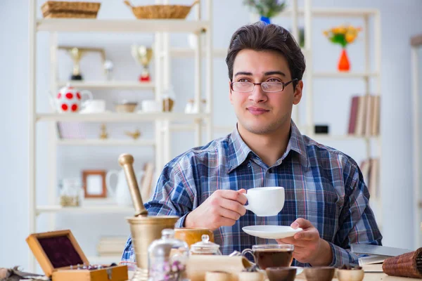 Yeni demler deneyen profesyonel çay uzmanı.