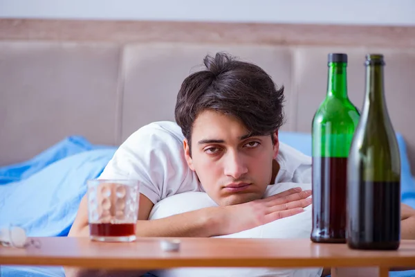 Hombre alcohólico bebiendo en la cama pasando por romper la depresión —  Fotos de Stock