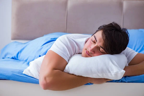 Álmatlanságban szenvedő férfi fekszik az ágyban — Stock Fotó