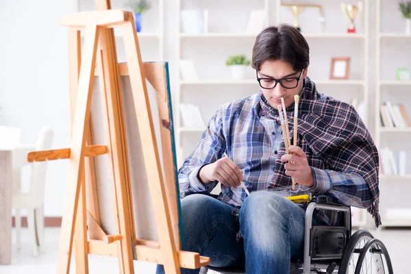 Niepełnosprawny artysta malarstwo obraz w studio — Zdjęcie stockowe