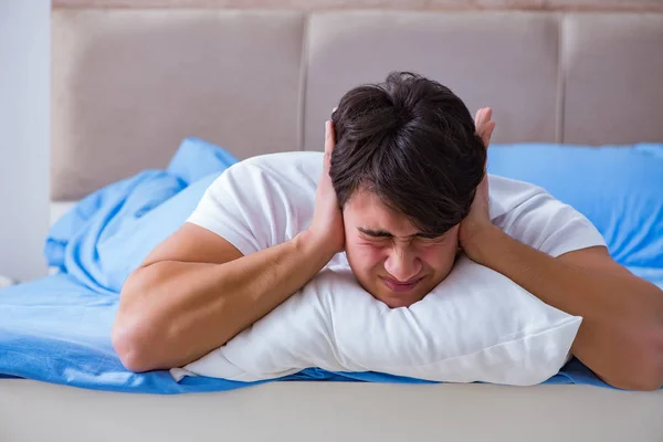 Álmatlanságban szenvedő férfi fekszik az ágyban — Stock Fotó