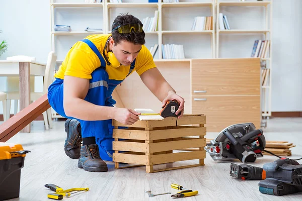 Carpintero reparador que trabaja con tablón de madera y medidor — Foto de Stock