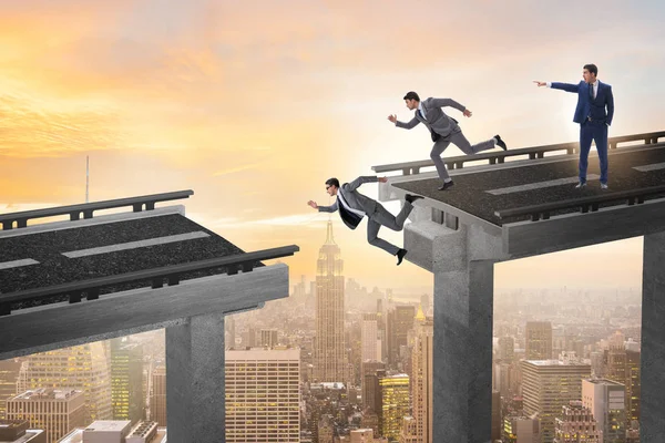 Patron işadamı ekibe yanlış talimat veriyor.