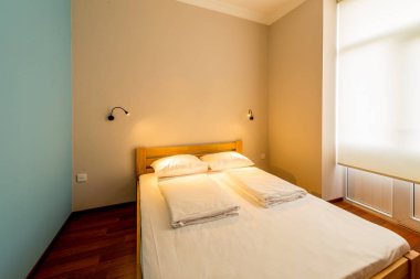 Otelde çift kişilik yatak.