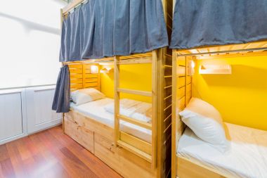 Yurt yatakhaneleri oda içinde düzenlendi.