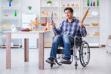 Patenli genç aşçı hamur yemeği hazırlıyor