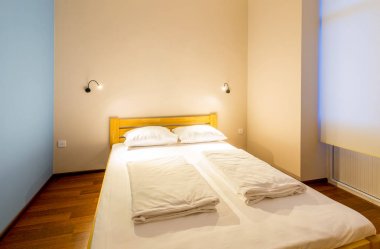 Otelde çift kişilik yatak.