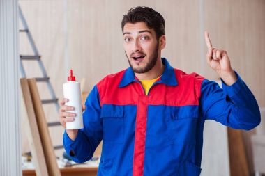 Yooung marangoz boyayla uğraşıyor.