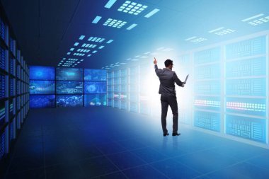 İş adamıyla büyük veri yönetimi kavramı