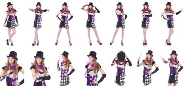 Beyaz soytarı kostümü giymiş bir kız.