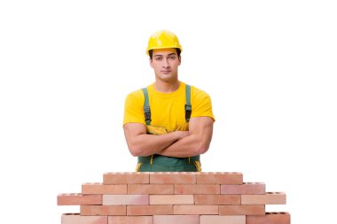 Yakışıklı inşaat işçisi tuğla duvar inşa ediyor.