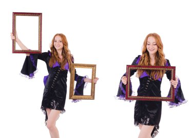 Beyaz çerçeveli bir kadın.