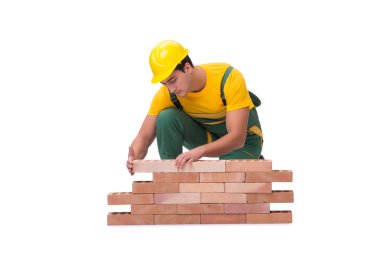 Yakışıklı inşaat işçisi tuğla duvar inşa ediyor.