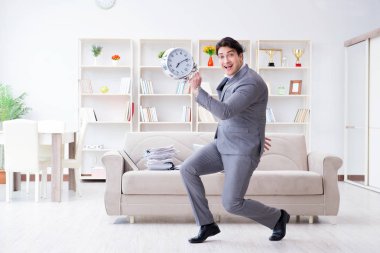 İş adamı teslim tarihine yetiştiği için mutlu