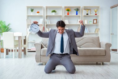 İş adamı teslim tarihine yetiştiği için mutlu