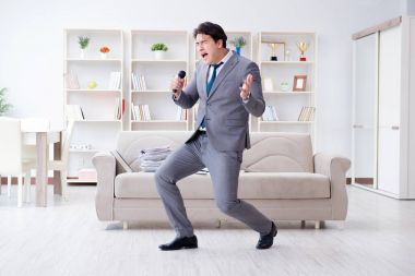 Ofiste kutlama yapan sarhoş iş adamı.