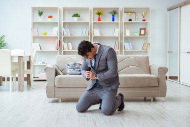 Ofiste kutlama yapan sarhoş iş adamı.