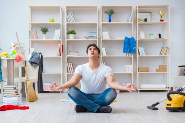 Adam evi temizliyor.