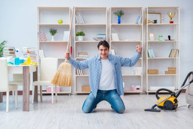 Adam evi temizliyor.