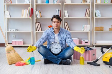 Adam evi temizliyor.