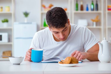 Fazla mesai sonrası kahvaltıda uyuyan bir adam.