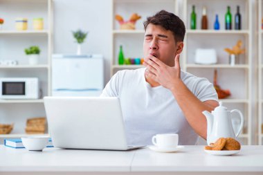 Serbest yazar uzun bir geceden sonra uykuya dalıyor.