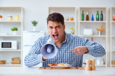 Hoparlörlü koca karısına bağırıyor.