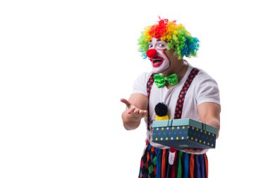 Beyaz arka planda izole edilmiş hediye kutusu olan komik bir palyaço.