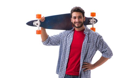 Beyaz kaykaylı genç bir kaykaycı.