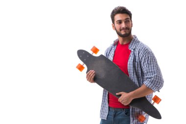 Beyaz kaykaylı genç bir kaykaycı.