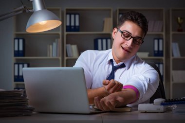 İşadamı uyuşturucudan geç saatlere kadar ofiste kalıyor.