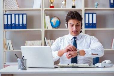 İşadamı. Ofiste çalışan seyahat acentesi.