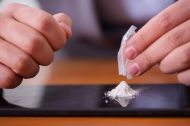 Ofisteki uyuşturucu bağımlısı işadamı.