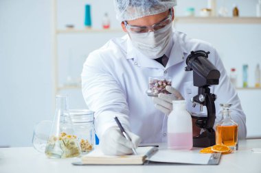 Laboratuvarda parfüm karıştıran bir kimyager.