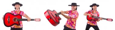 Gitarlı bir sombrero giyen adam.