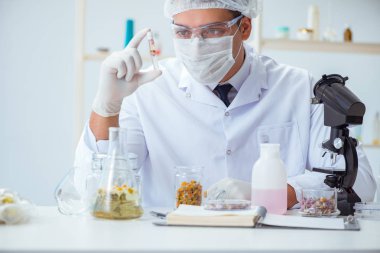 Laboratuvarda parfüm karıştıran bir kimyager.