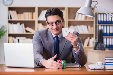 İşadamı işte kumar oynuyor.