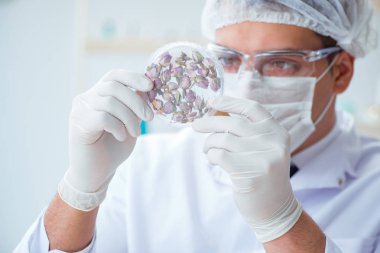 Laboratuvarda parfüm karıştıran bir kimyager.