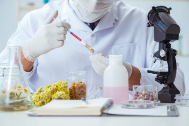 Laboratuvarda parfüm karıştıran bir kimyager.