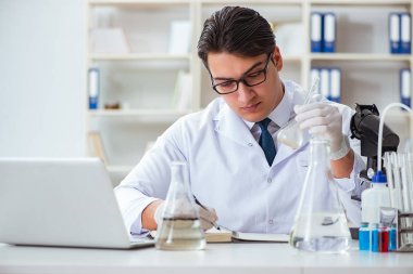 Genç araştırmacı bilim adamı bir su testi kirliliği araştırması yapıyor.