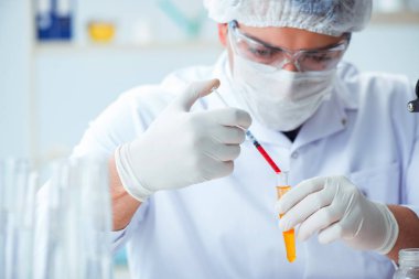 Doktor hastaların idrarını tıbbi amaçlar için test ediyor.