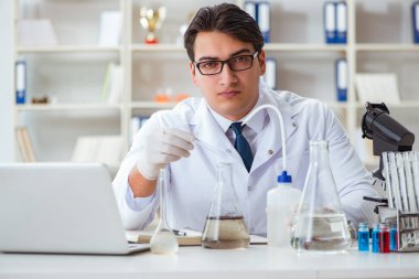Genç araştırmacı bilim adamı bir su testi kirliliği araştırması yapıyor.