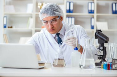 Genç araştırmacı bilim adamı bir su testi kirliliği araştırması yapıyor.