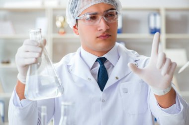 Genç araştırmacı bilim adamı bir su testi kirliliği araştırması yapıyor.