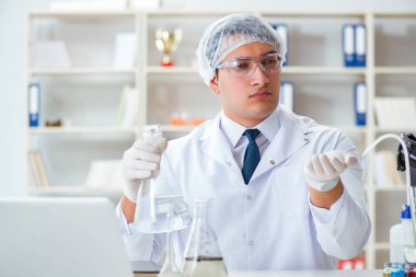 Genç araştırmacı bilim adamı bir su testi kirliliği araştırması yapıyor.